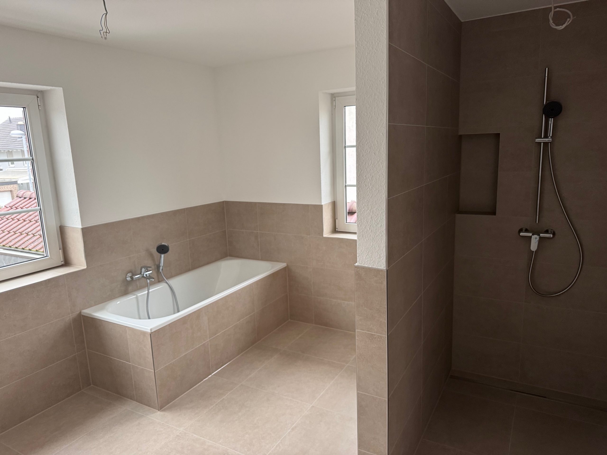 geraeumiges Bad mit Wanne und Dusche